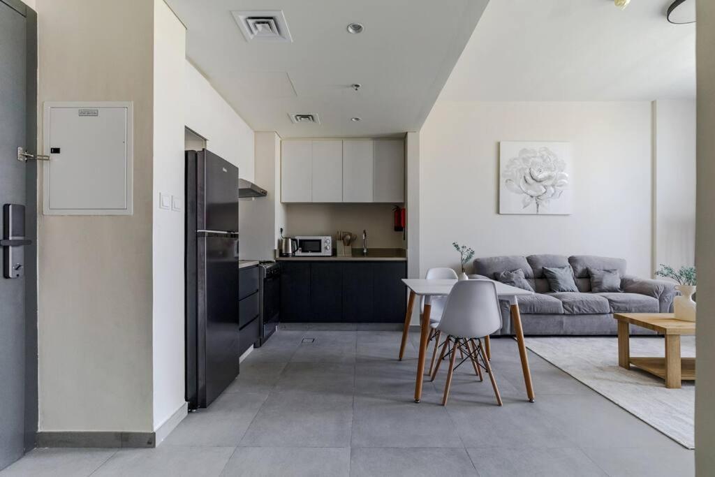 Sahab - Solo 1Br Apt In Al Jada Sharjah Exteriör bild