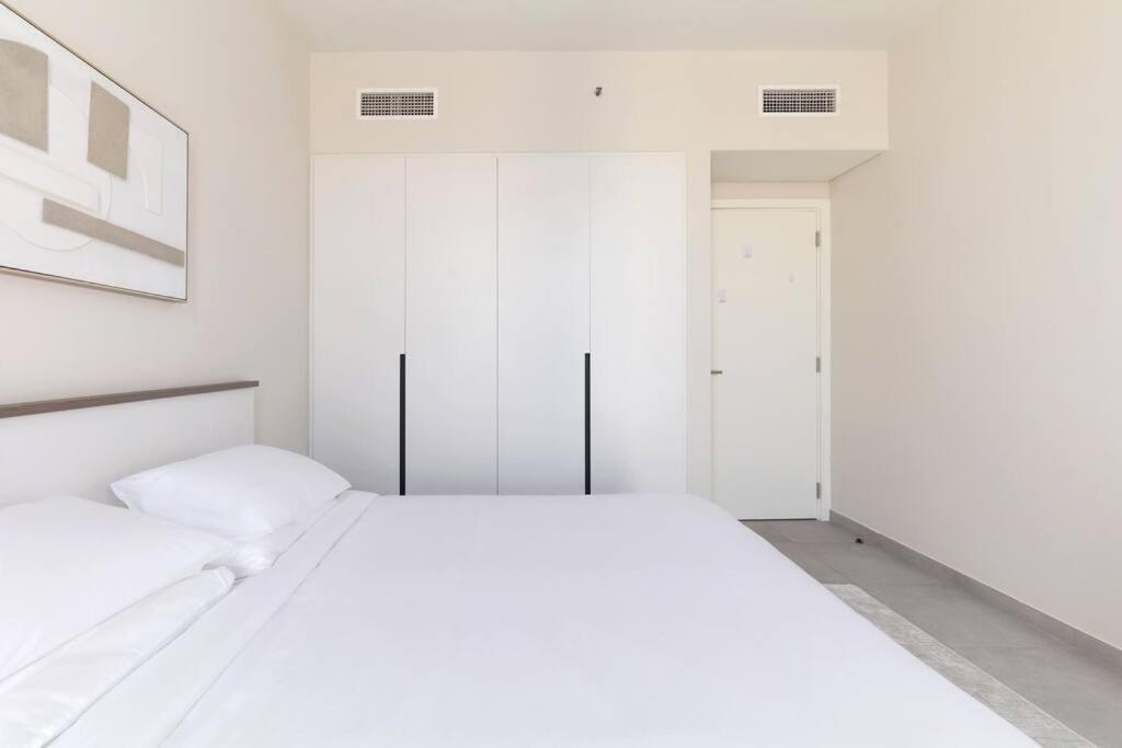 Sahab - Solo 1Br Apt In Al Jada Sharjah Exteriör bild
