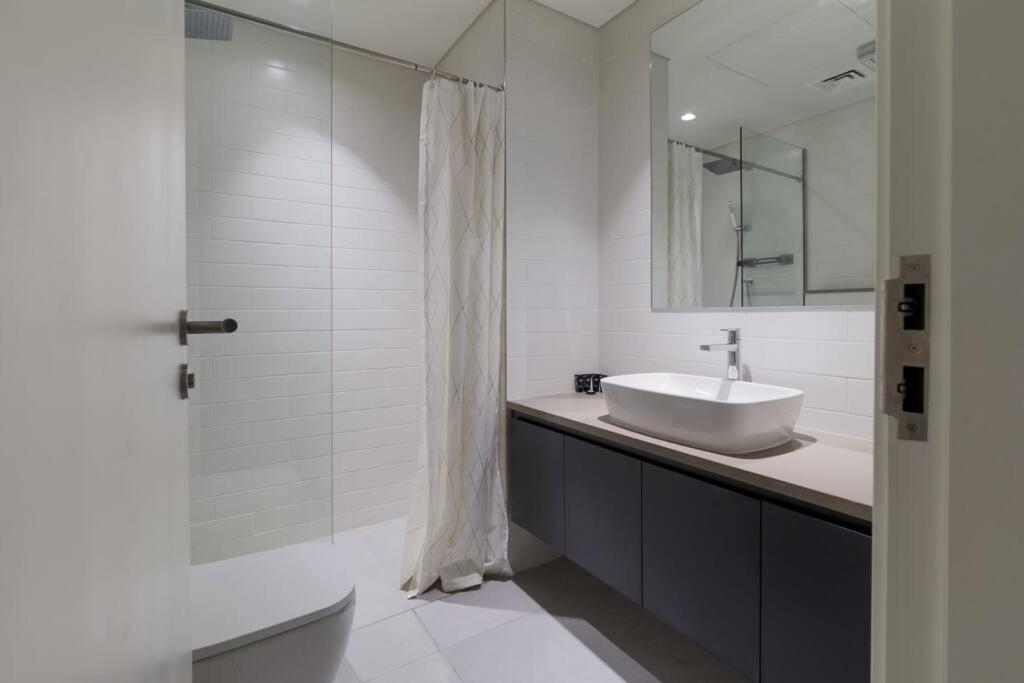 Sahab - Solo 1Br Apt In Al Jada Sharjah Exteriör bild