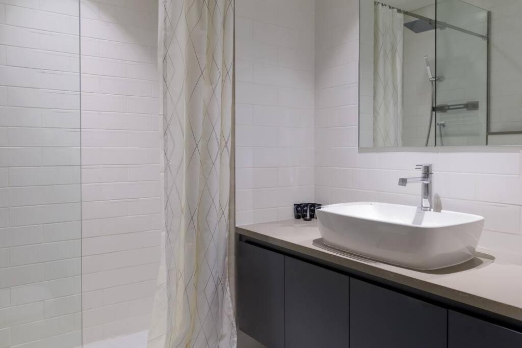 Sahab - Solo 1Br Apt In Al Jada Sharjah Exteriör bild